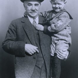 Milton Hershey care ținea în brațe un copil, fotografie alb-negru, s-a numărat printre acele persoane faimoase care aveau bilete pentru Titanic