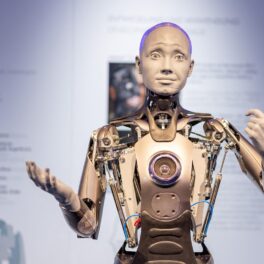 Ameca, un robot AI, pe scenă în Bavaria, Nuremberg, mai 2022, pe fundal alb, ce a oferit un răspuns uimitor în 2023 la conferința din Geneva