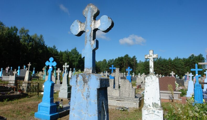 Cruci dintr-un cimitir ortodox, cu una albastră în prim-plan, pentru a ilustra cel mai rău mod în care poți muri