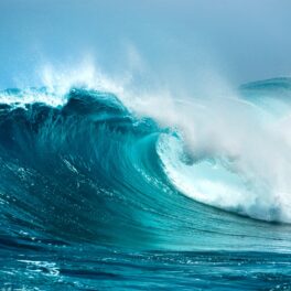 Val de ocean în nuanțe de albastru și alb, pentru a ilustra cum culoarea oceanelor se schimbă