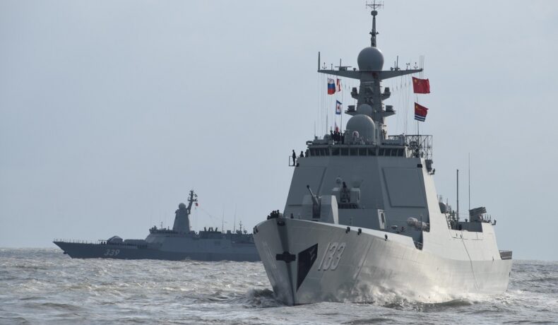 Navă de război din Rusia, în timpul unei preentări cu China, la final de 2022, pentru a ilustra de ce vopsește Rusia dungi negre pe nave