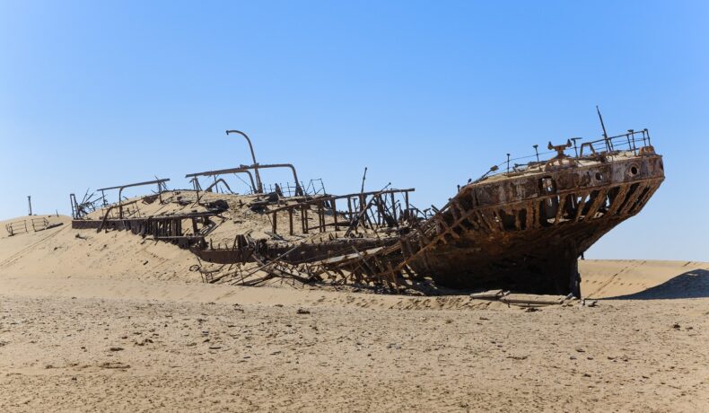 Epava Eduard Bohlen, din Namibia, similară cu epava unei nave faimoase Bom Jesus, înconjurată de deșert