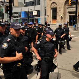 Polițiști din Toronto, în timpul summit-ului G20, din 2010, pentru a ilustra cum ppoliția a fost chemată la sediul Twitter