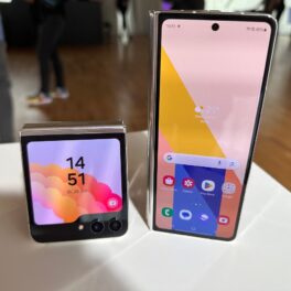Galaxy Z Fold 5 și Z Flip 5, după ce Samsung a dezvăluit noua serie de telefoane mobile, 26 iulie 2023, pe o masă albă