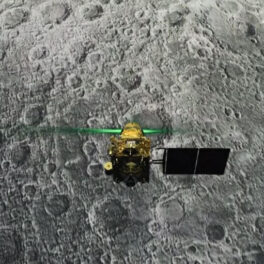Captură cu Chandrayaan-2, în auriu, pe fundal cu suprafața Lunii. Misiunea a investigat ce temperatură are Luna la suprafață