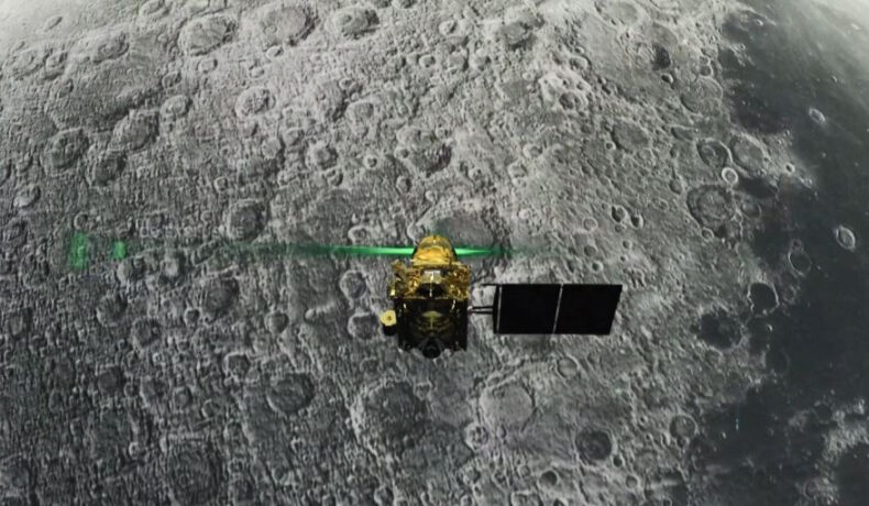 Captură cu Chandrayaan-2, în auriu, pe fundal cu suprafața Lunii. Misiunea a investigat ce temperatură are Luna la suprafață