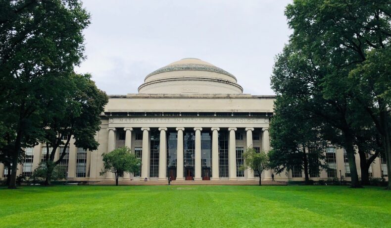 Universitatea MIT, înconjurată de copaci, din SUA, considerată una dintre cele mai bune universități din lume