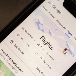 Platforma Google Flight, pe ecranul unui telefon, care explică cum găsești cele mai bune zboruri