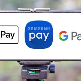 Telefon mobil cu Apple Pay, Samsung Pay și Google Pay pe ecran, pentru a ilustra cum Google și Samsung vor colabora