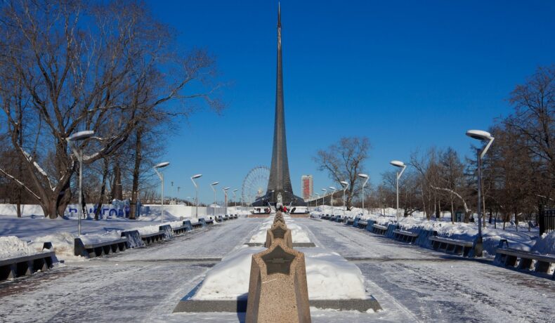 Monumentul astronauților din Moscova, Rusia, care evacuează un întreg sat, cu fundal de cer albastru