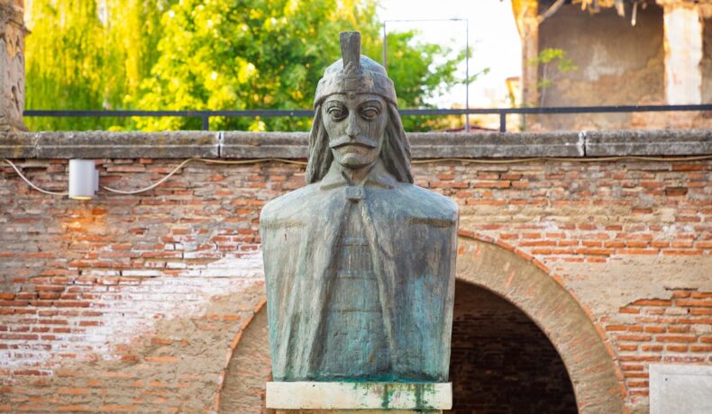 Statuie bust Vlad Țepeș, în fața unui pod, domnitor care ar fi plâns cu lacrimi de sânge