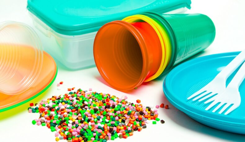 Recipiente din plastic, cu granule de plastic, multicolore, pe fundal alb, cum BPA a fost găsit în corpurile europenilor