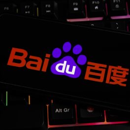Logo-ul Baidu pe un ecran negru de telefon care stă pe o tastatură, care a lansat recent propriu chatbot Ernie