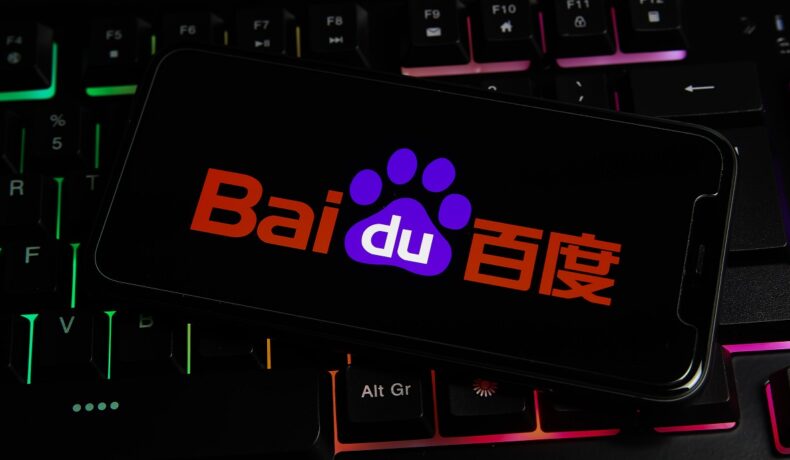 Logo-ul Baidu pe un ecran negru de telefon care stă pe o tastatură, care a lansat recent propriu chatbot Ernie