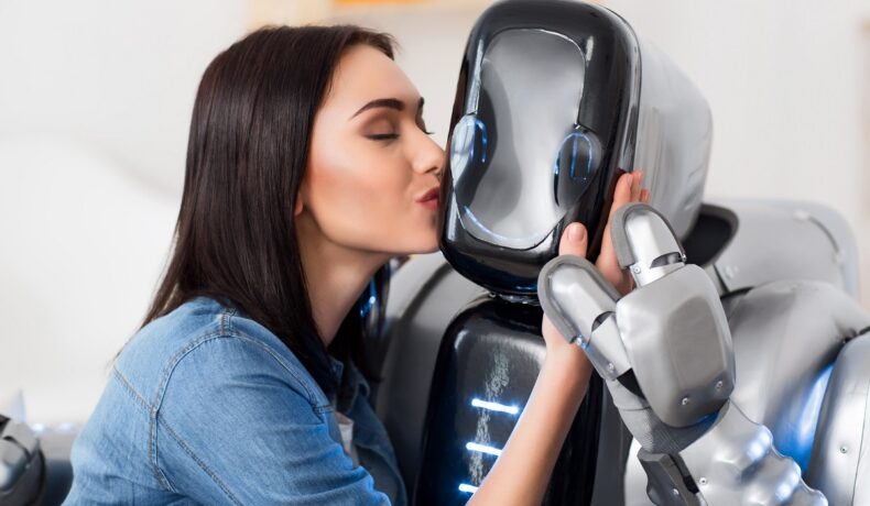 Femeie brunetă care sărută un robot, îmbrăcată în bluză albastră, pentru a ilustra ce e efectul Eliza