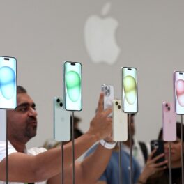 Noua serie iPhone 15, lansată pe 12 septembrie 2023, cu logo-ul Apple pe fundal, fără detaliul ascuns din lansarea iPhone 15