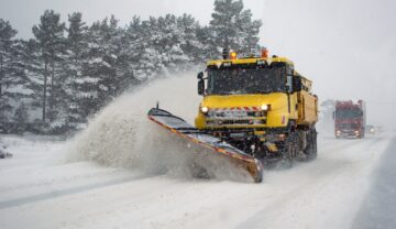Mașină de deszăpezire care deszăpezește strada iarna, pe o stradă care va arată similr dacă vremea din Europa în iarna 2023 va fi afectată de El Nino