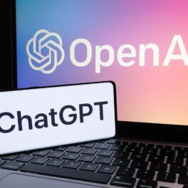 Laptop deschis cu OpenAI pe ecran și un telefon cu ChatGPT pe ecran, pentru a ilustra industria pe care ChatGPT o poate schimba