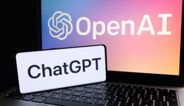 Laptop deschis cu OpenAI pe ecran și un telefon cu ChatGPT pe ecran, pentru a ilustra industria pe care ChatGPT o poate schimba