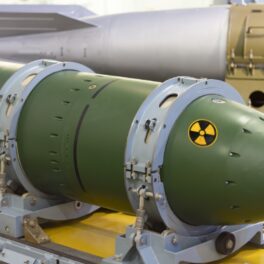 O bombă nucleară verde, similară cu cea pierdută, cu un semn de periculos