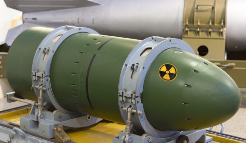 O bombă nucleară verde, similară cu cea pierdută, cu un semn de periculos