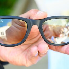 Ray-Ban Meta, ochelari smart care au fost dezvăluiți în septembrie 2023, de culoare neagră, ținuți în mână