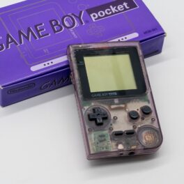 GameBoy Limited Edition în nuanță de gri, pe fundal alb, cu o cutie mov