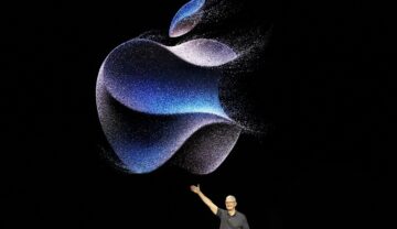 CEO-ul Apple Tim Cook, în cadrul evennimentului în care a fost dezvăluit iPhone 15, 12 septembrie 2023, pe fundal negru cu logo-ul Apple albastru