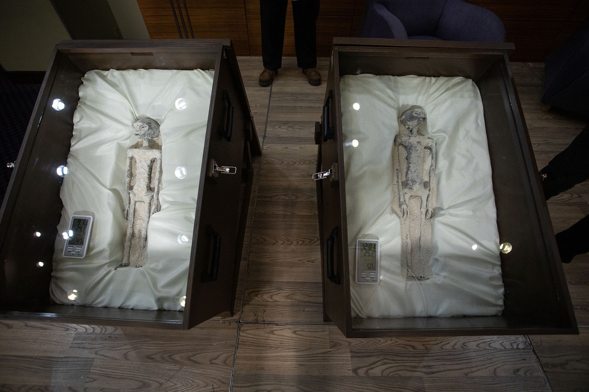 Corpuri de extratereștri, expuse în Mexic, 13 septembrie 2023, în cutii din lemn de culoare închisă