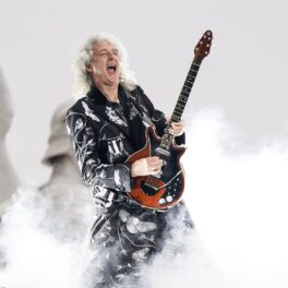 Brian May, chitaristul trupei Queen, la Platinum Party At The Palace at Buckingham Palace, 2022, cântând la chitară