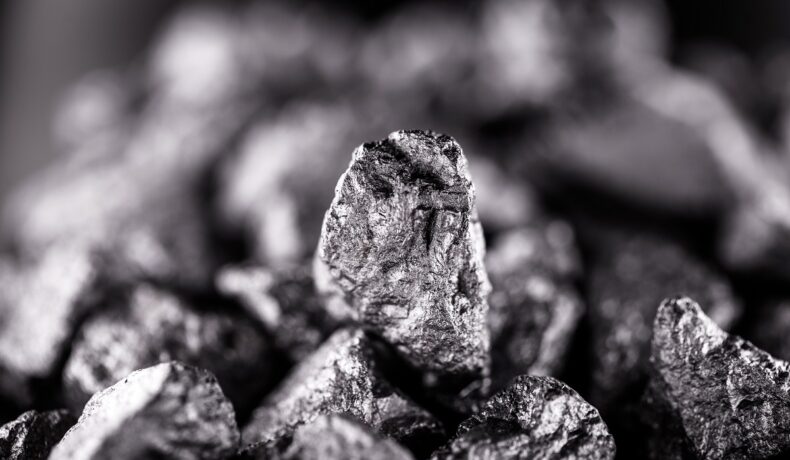 Bucăți de niobiu negre, ce ar putea deveni mai comune, acum că China a descoperit un minereu cum nu s-a mai văzut