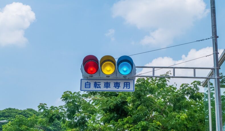 Semafoarele din Japonia, care au roșu, galben și albastru, în loc de verde
