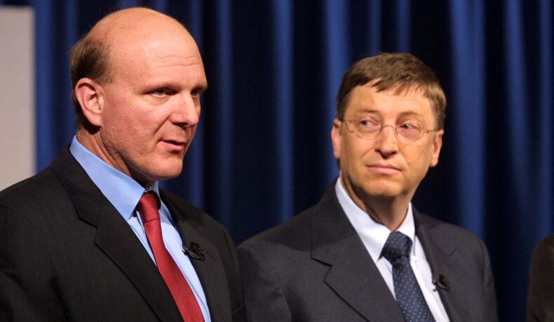 Steve Ballmer, fostul asistent al lui Bill Gates, cu cofondatorul Microsoft, în 2002, la Washington