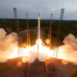 Racheta Vega care a fost lansată în 2022, albă, cu foc și fum sub ea