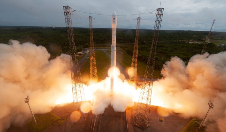 Racheta Vega care a fost lansată în 2022, albă, cu foc și fum sub ea