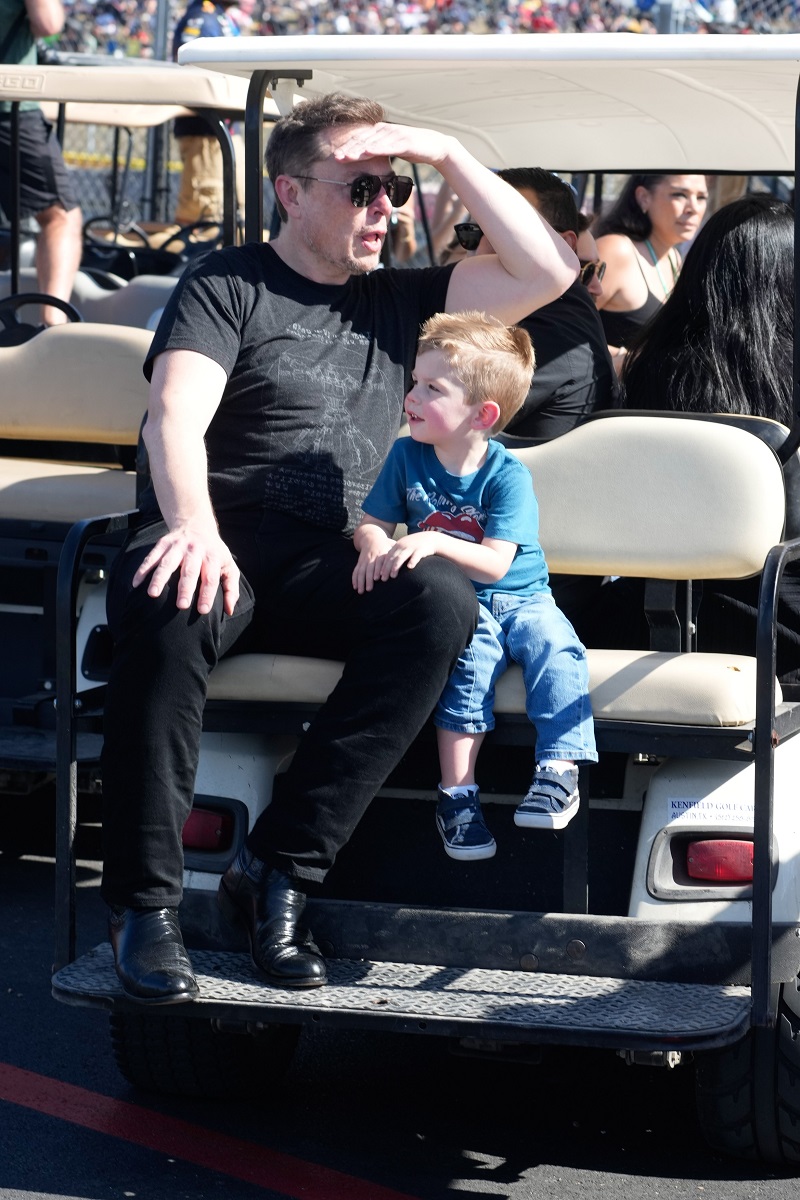 Elon Musk și fiul său X, în spatele unui gold cart, la Grand Prix SUA, octombrie 2023