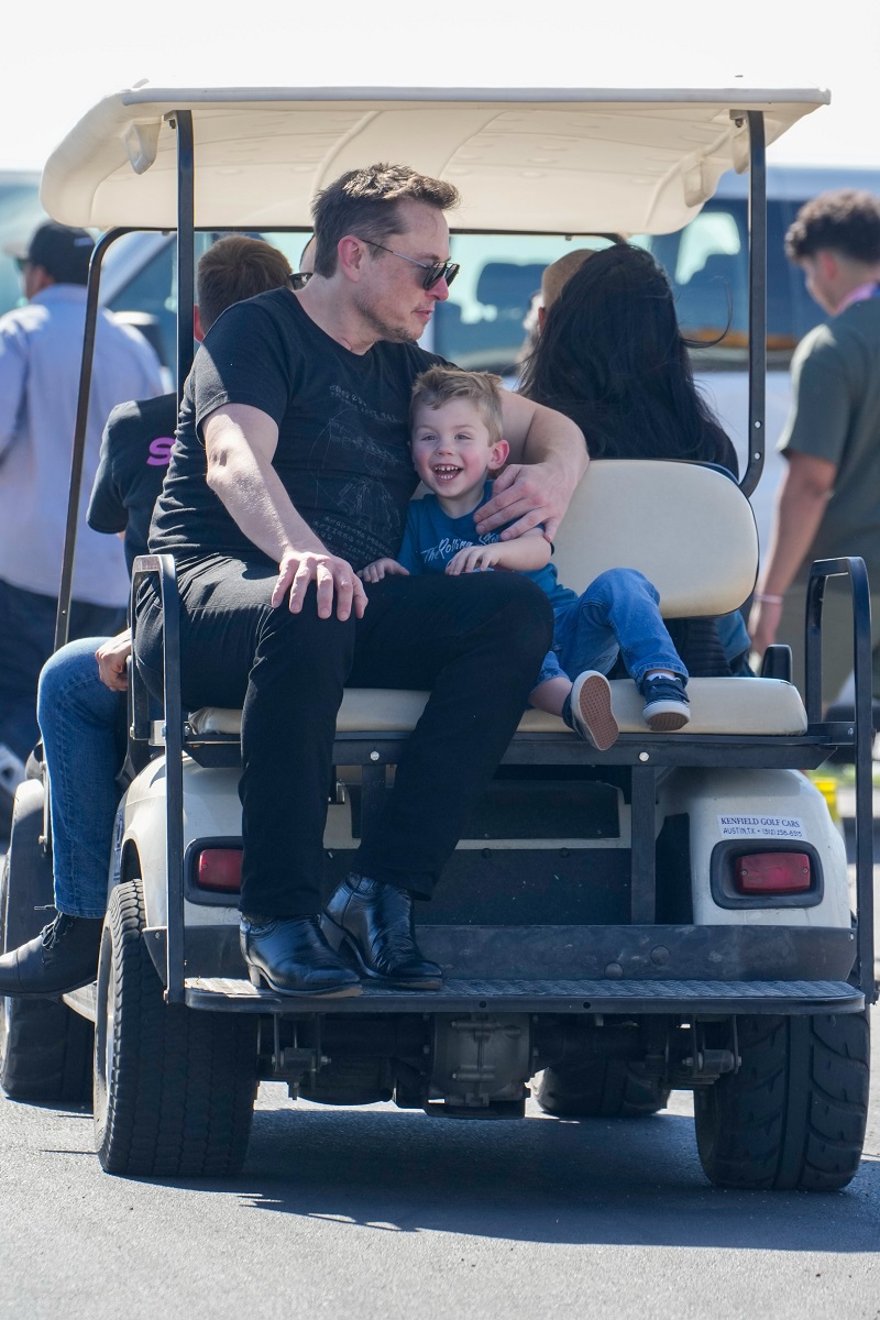 Elon Musk și X, fiul său, în spatele unui gold cart, octombrie 2023