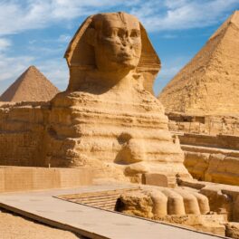 Marele Sfinx de la Giza, din Egipt, cu piramida și cerul albastru pe fundal