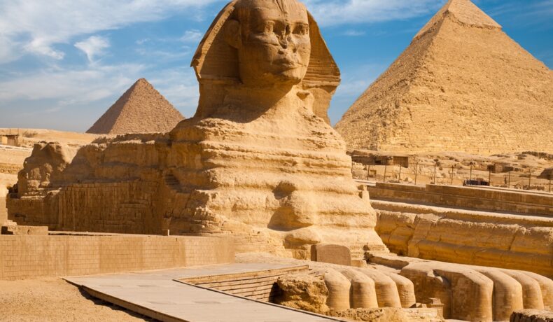 Marele Sfinx de la Giza, din Egipt, cu piramida și cerul albastru pe fundal