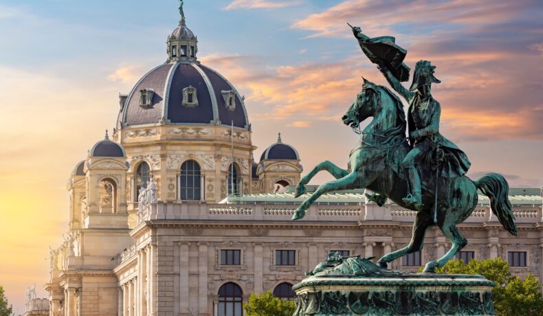 Statuia lui Charles din piața Heldenplatz, Viena, Austria, cea mai fericită țară din lume