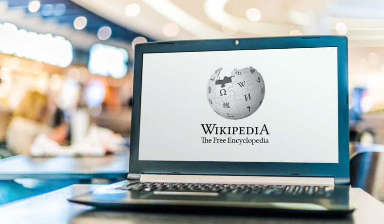 Laptop cu pagina Wikipedia deschisă, pentru a ilustra cele mai accesate paggini Wikipedia din 2023