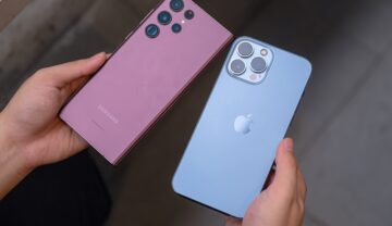 iPhone și Samsung, unele dintre cele mai bune smartphone-uri în 2023, ținute în mână de utiliator, iphone-ul albastru și samsung-ul mov