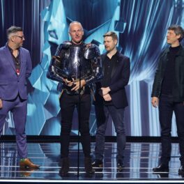 Swen Vincke, îmbrăcat în armură, când primea Cel mai bun joc al anului la The Game Awards 2023