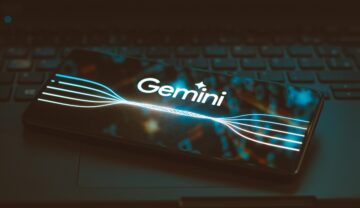 Google a lansat Gemini, care apare pe ecranul unui telefon, pe fundal negru