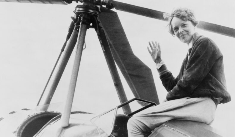 Avionul Ameliei Earhart, cu ea pe el făcând cu mâna, poză alb-negru