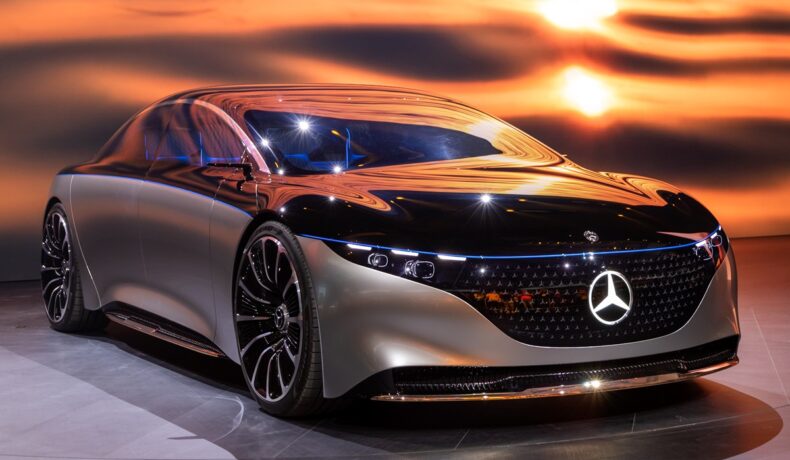 Mercedes Benz Vision EQS , mașină de lux a unui producător care va veni la CES 2024, pe fundal de apus