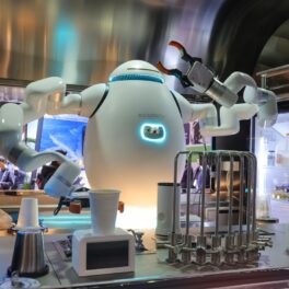 Robot barista Richtech Robotics, prezentat la CES 2024, unele dintre cele mai neobișnuite dispozitive dezvăluite la CES 2024