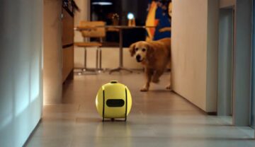 Robotul AI Ballie, cu un câine în spate, care se numără printre dispozitivele prezentate la CES 2024