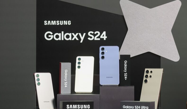 Telefoanele din seria Samsung Galaxy S24, expuse pe fundal negru, după evenimentul în care s-a vorbit despre funcțiile Galaxy AI, 17 ianuarie 2024