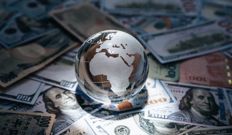 Glob pământesc transparent, pe un pat de dolari, pentru a ilustra țările cu cele mai mari datorii